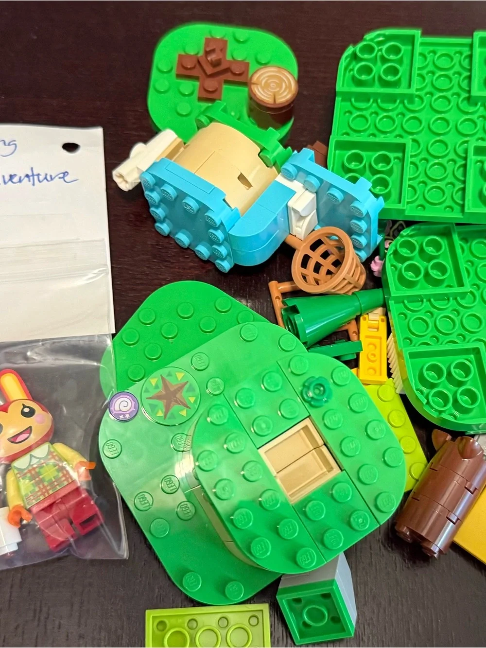 LEGOS Animal Crossing Isabelle Mini Figure - Yellow & Bunnies outdoor Adventure
